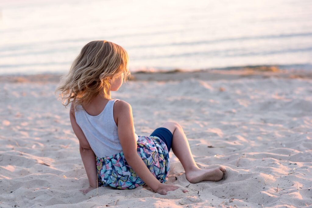 Kind am Strand